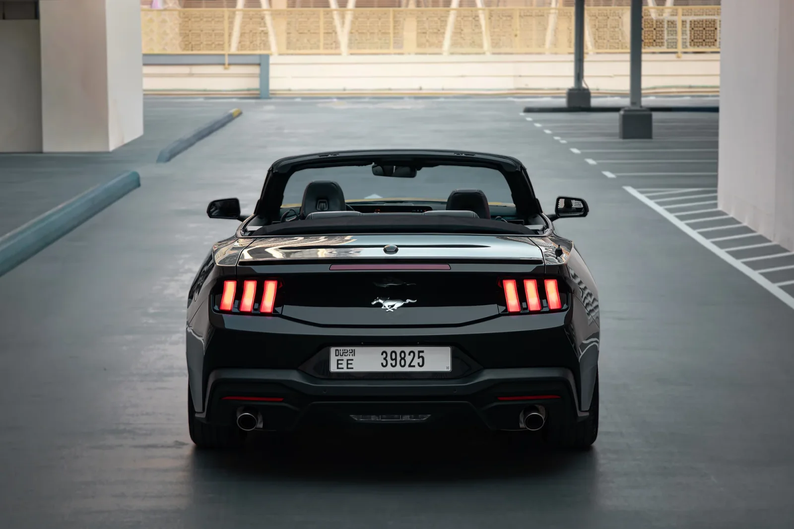 Affitto Ford Mustang  Nero 2024 in Abu Dhabi - 14 