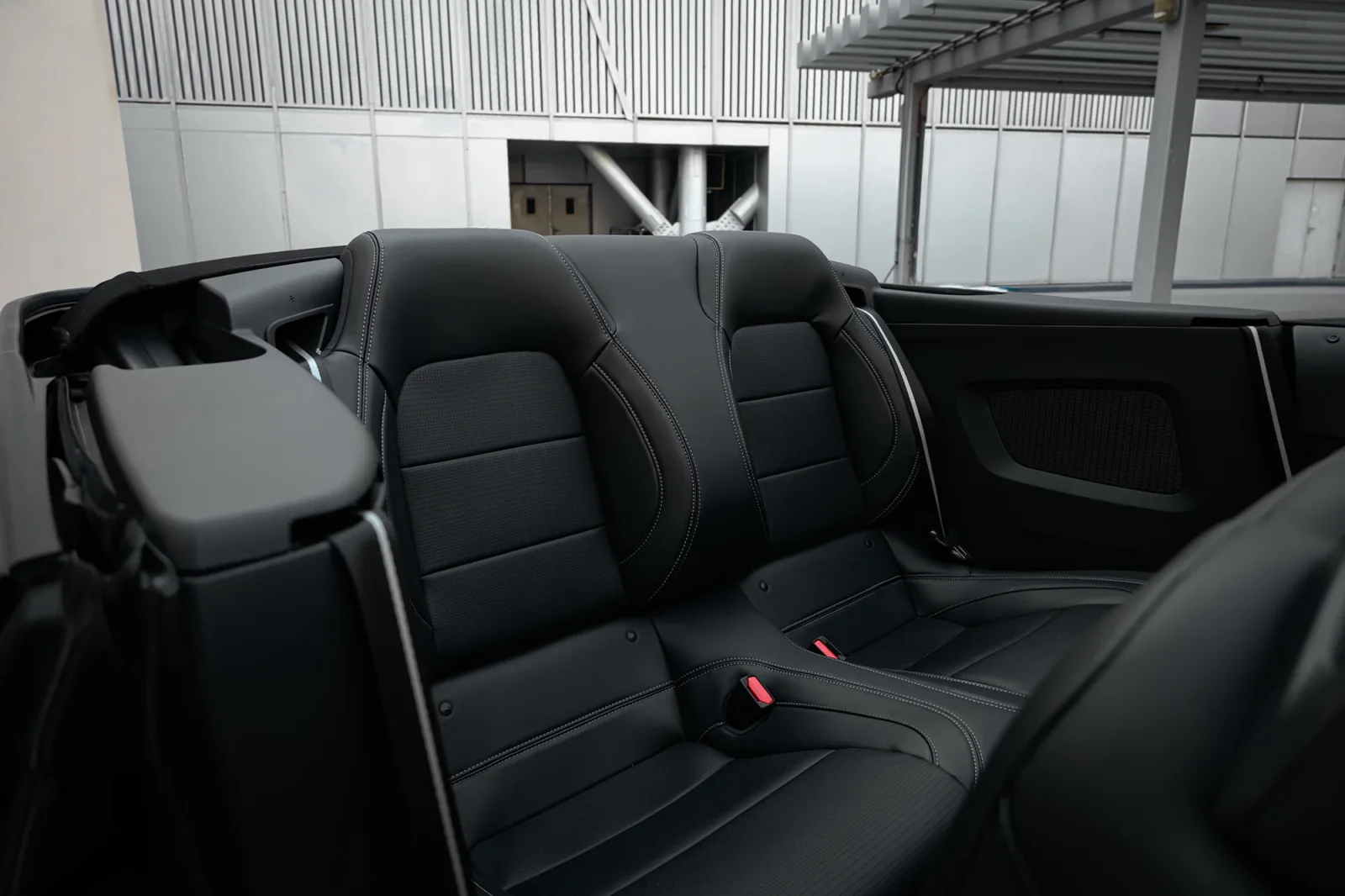 Affitto Ford Mustang  Nero 2024 in Abu Dhabi - 8 