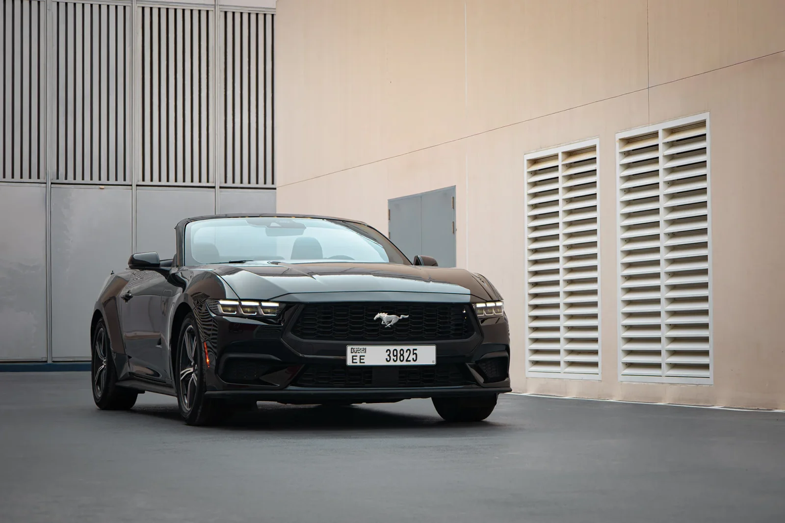 Affitto Ford Mustang  Nero 2024 in Abu Dhabi - 2 