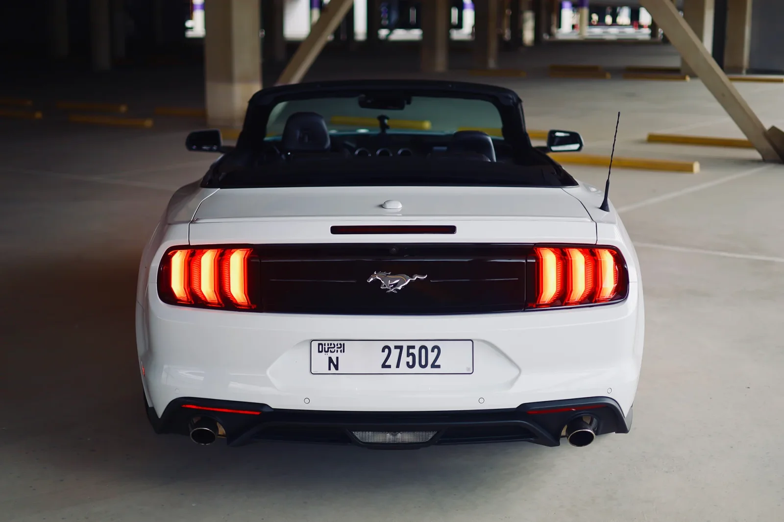 Miete Ford Mustang  Weiß 2022 in der Abu Dhabi - 2 