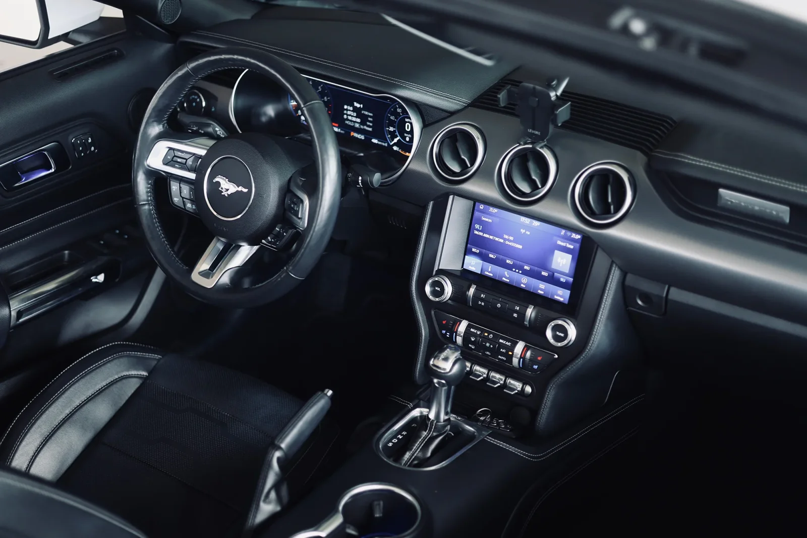 Miete Ford Mustang  Weiß 2022 in der Abu Dhabi - 3 