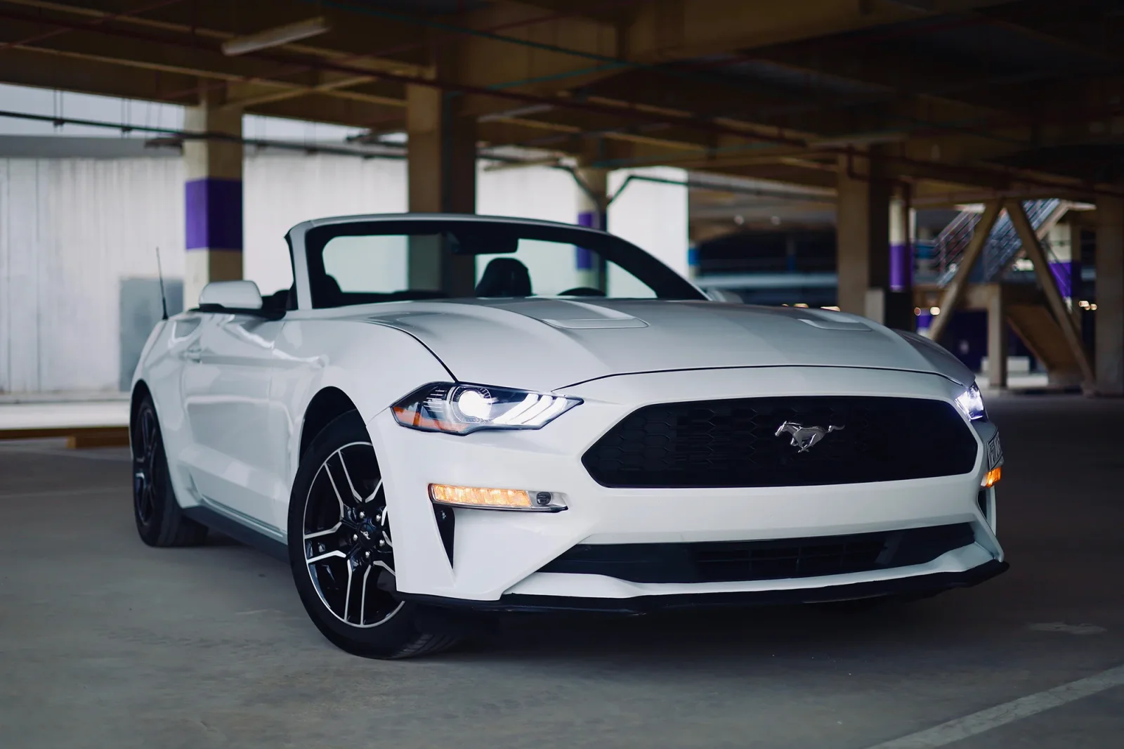 Miete Ford Mustang  Weiß 2022 in der Abu Dhabi