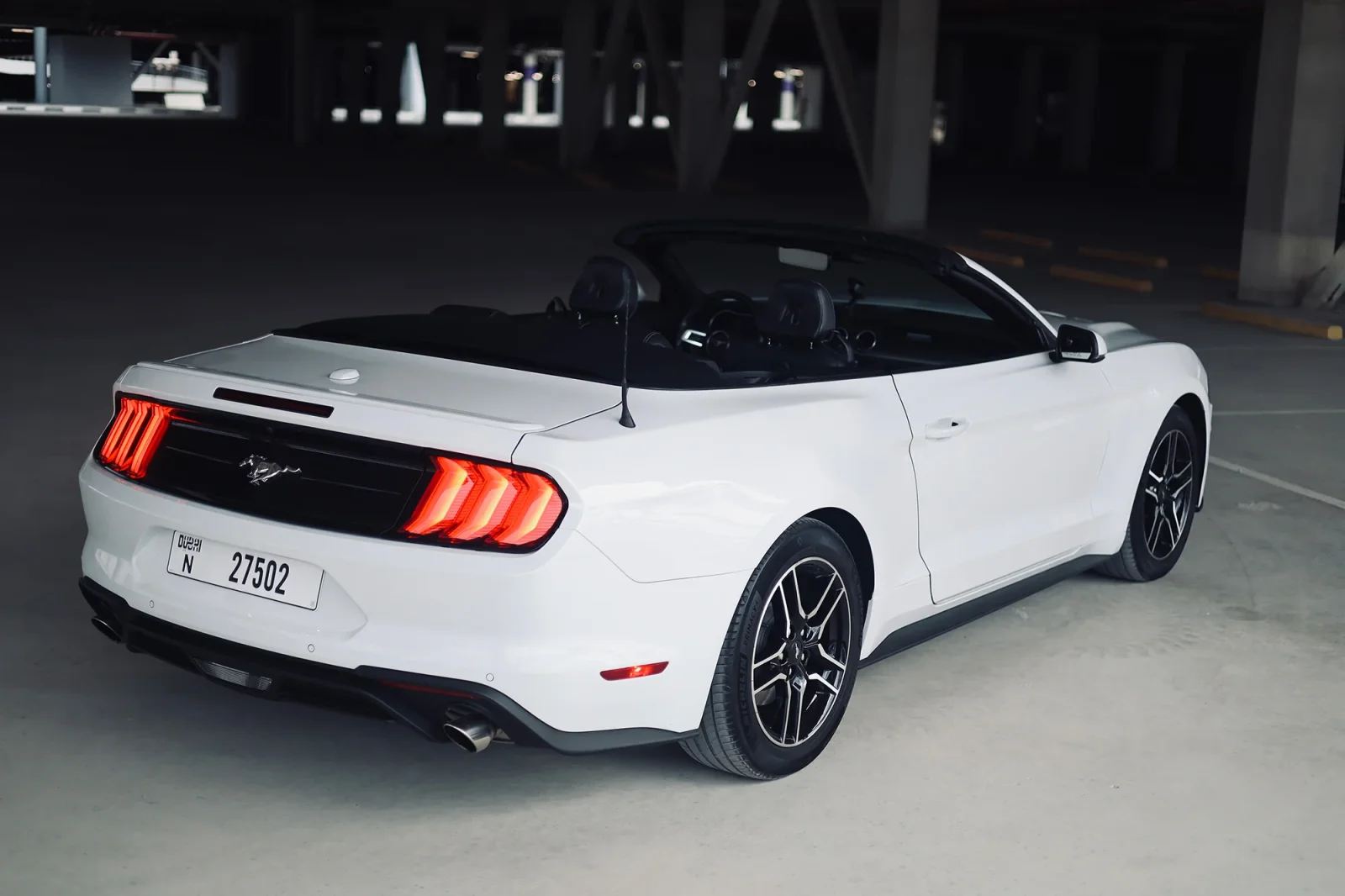 Miete Ford Mustang  Weiß 2022 in der Abu Dhabi - 5 