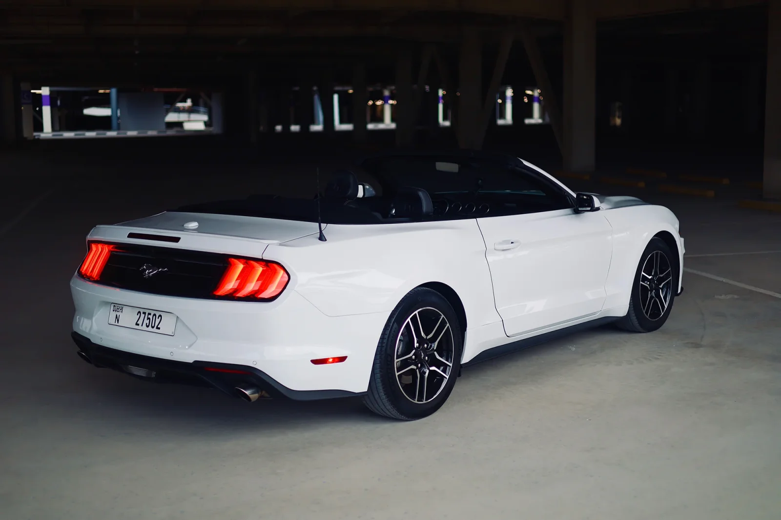 Miete Ford Mustang  Weiß 2022 in der Abu Dhabi - 8 
