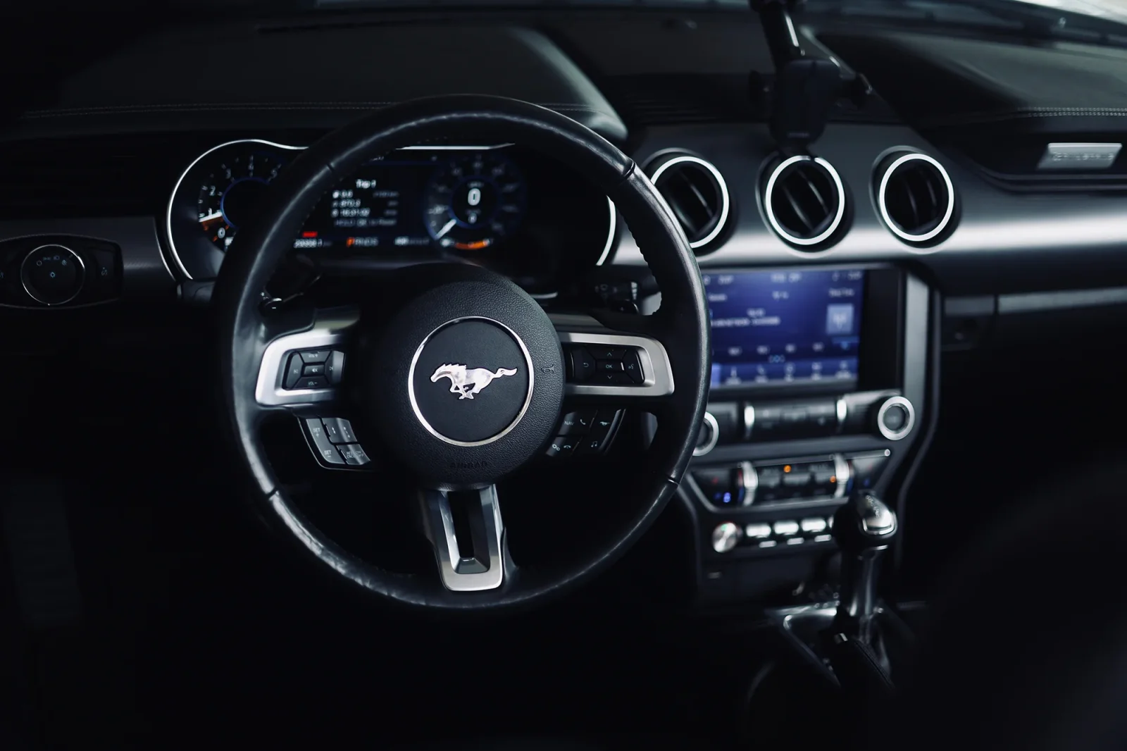 Miete Ford Mustang  Weiß 2022 in der Abu Dhabi - 4 