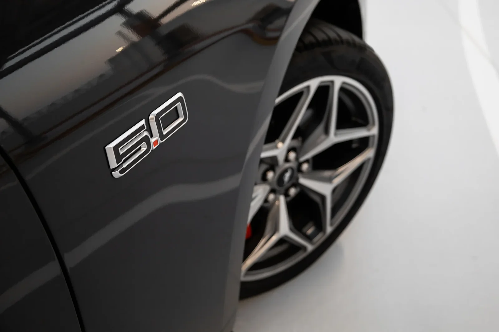 Affitto Ford Mustang GT Grigio 2024 in Abu Dhabi - 13 