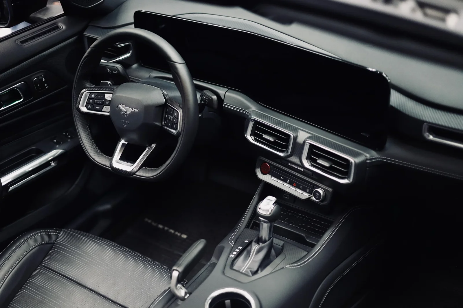 Miete Ford Mustang GT Restyling Rot 2024 in der Abu Dhabi - 4 