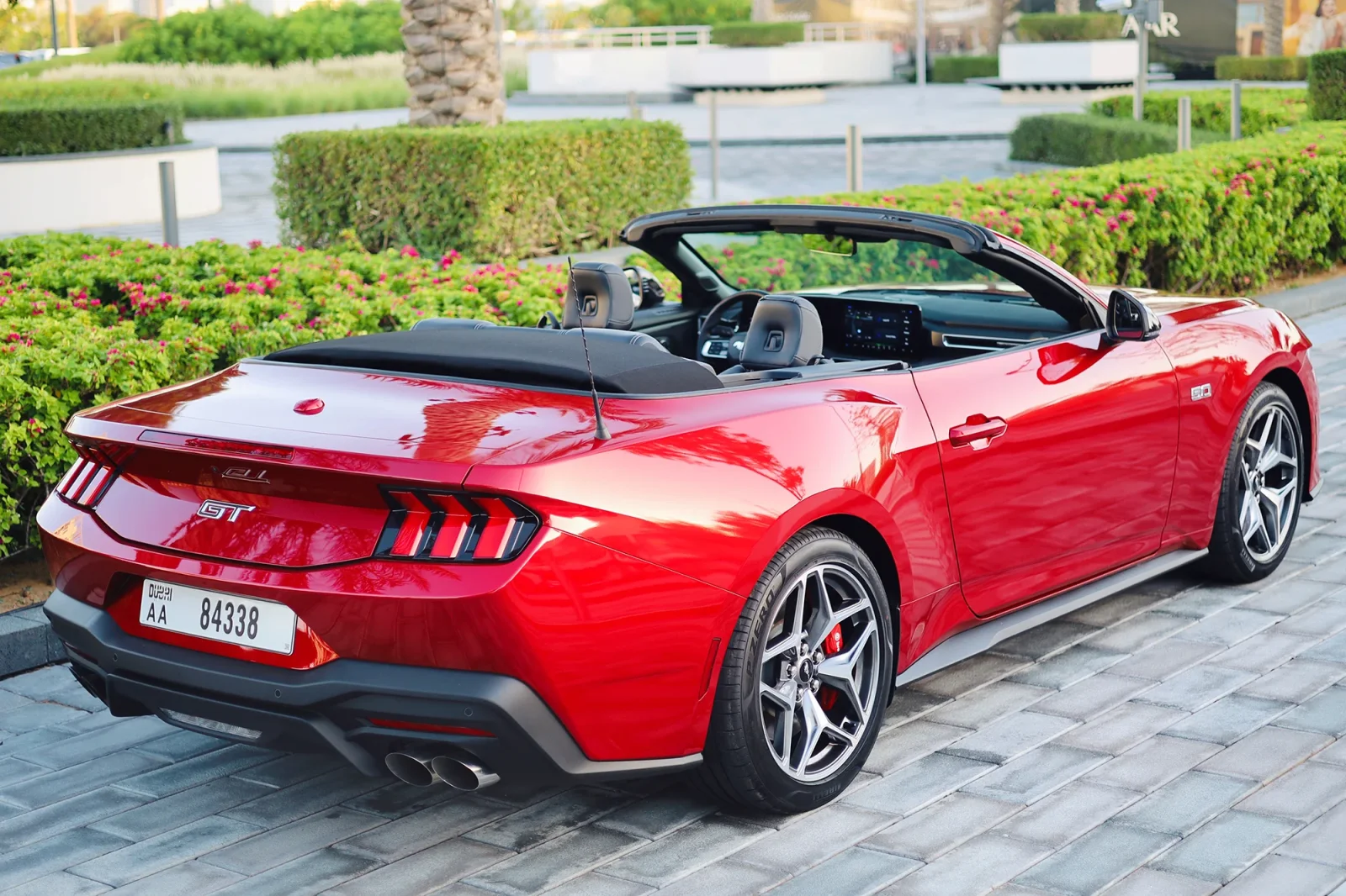Miete Ford Mustang GT Restyling Rot 2024 in der Abu Dhabi - 16 