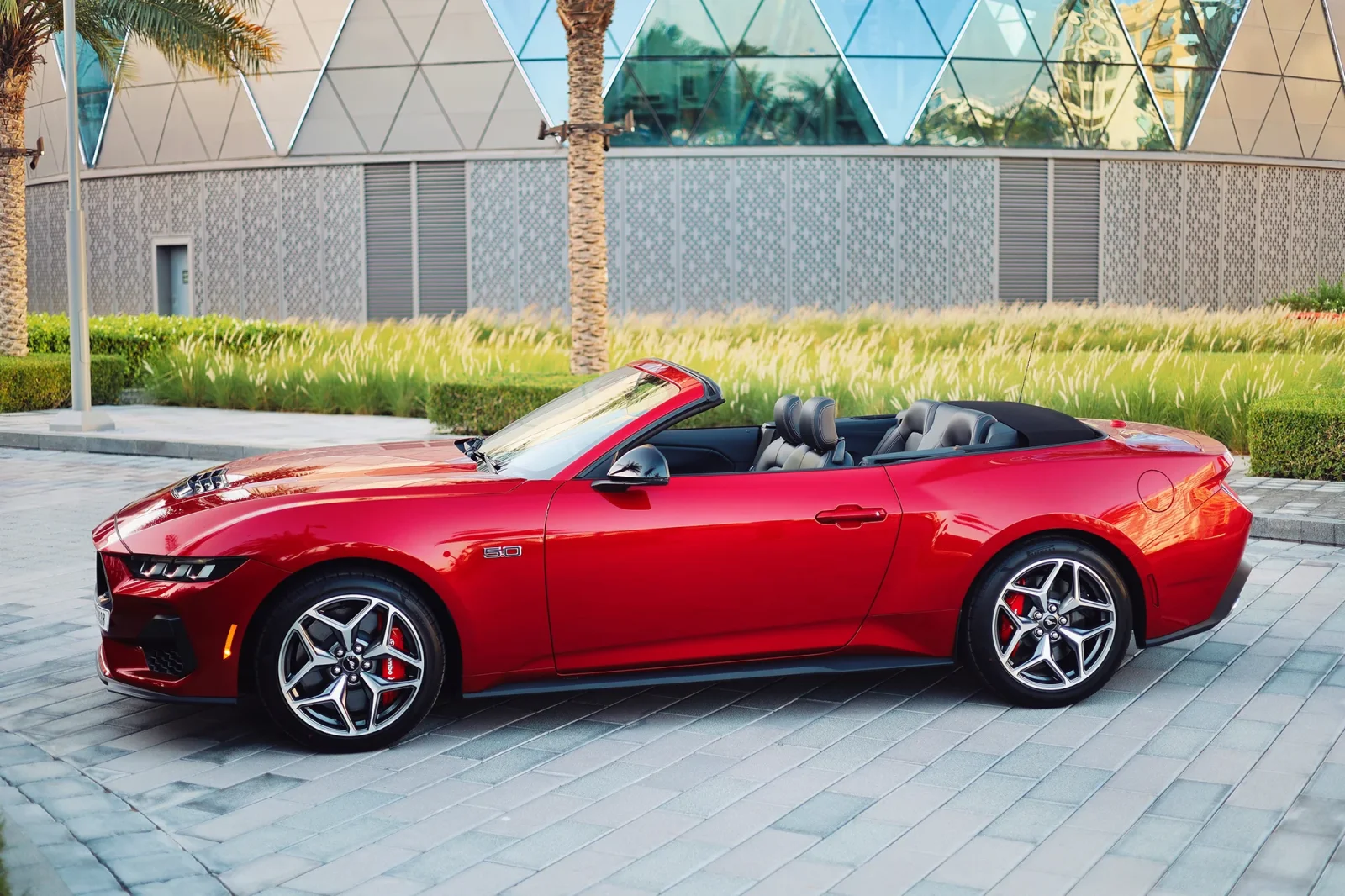 Miete Ford Mustang GT Restyling Rot 2024 in der Abu Dhabi - 13 