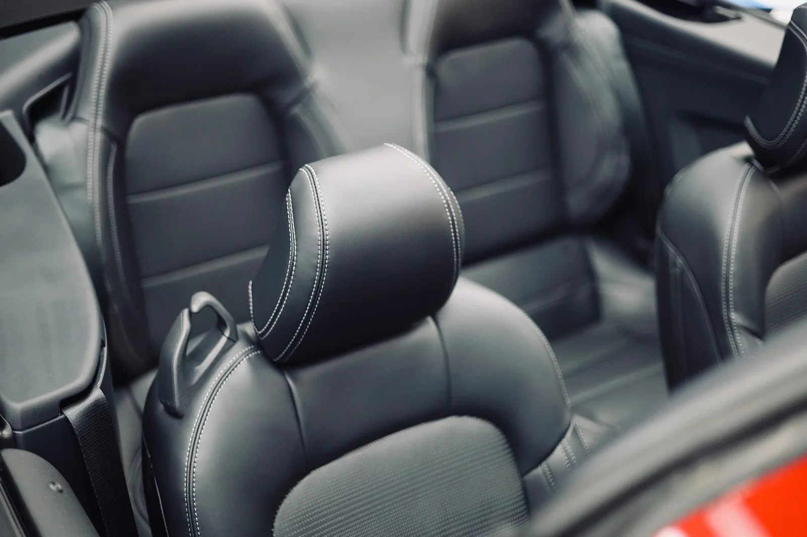 Miete Ford Mustang GT Restyling Rot 2024 in der Abu Dhabi - 6 