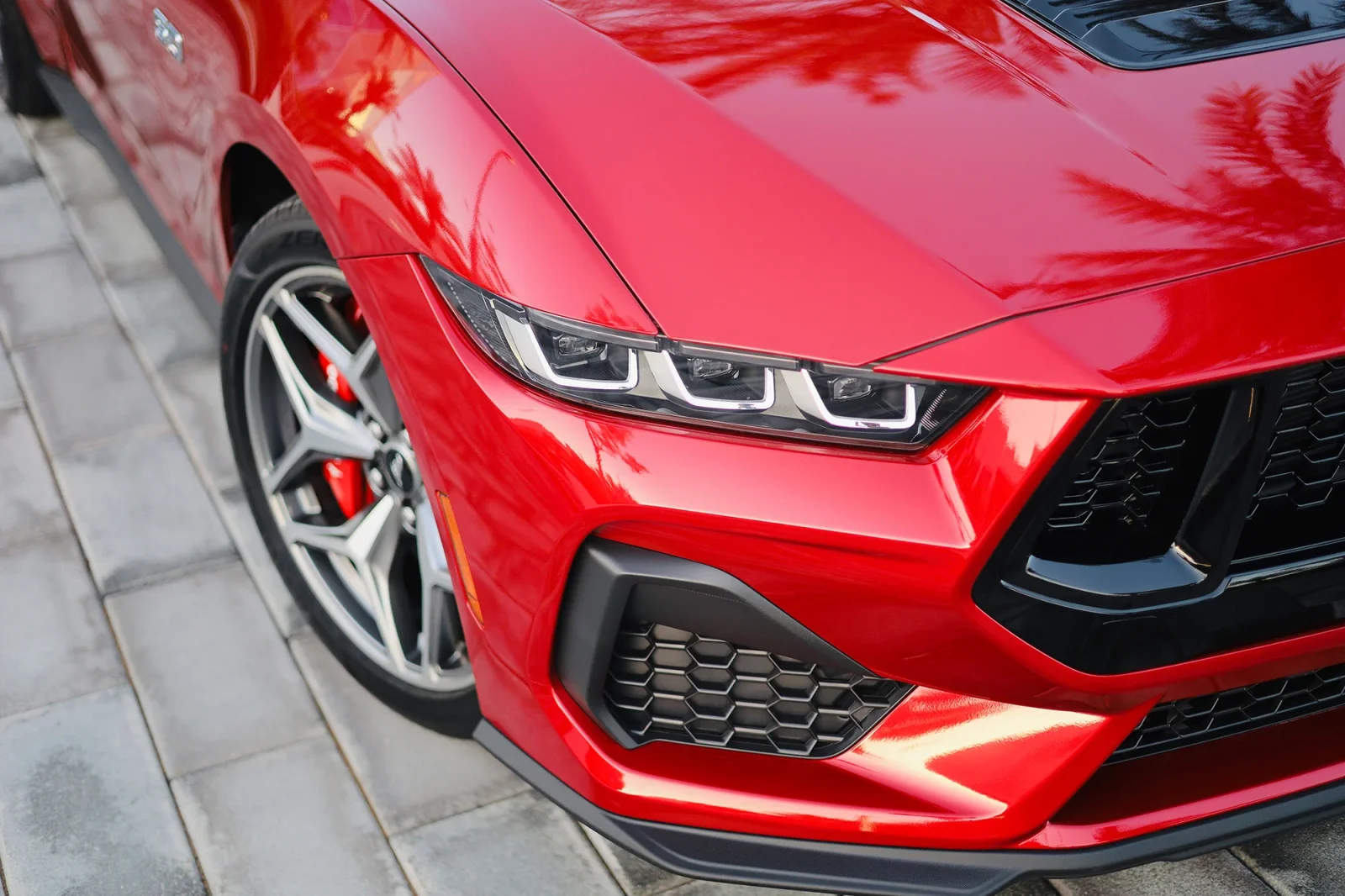 Miete Ford Mustang GT Restyling Rot 2024 in der Abu Dhabi - 19 