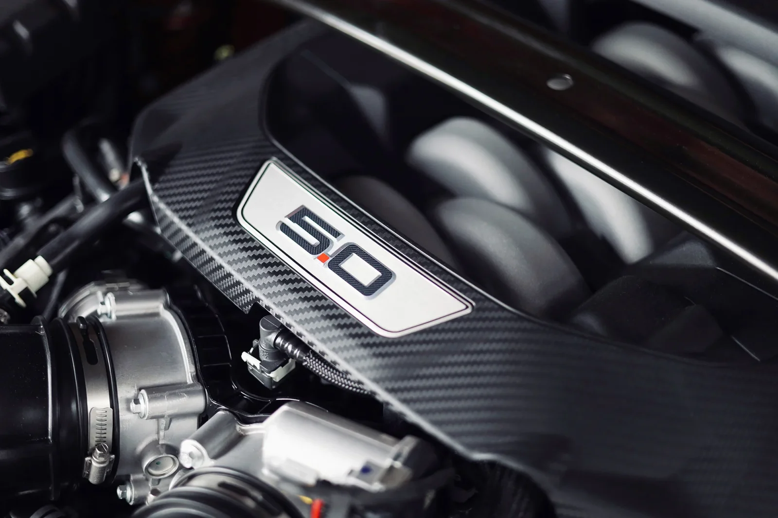 Miete Ford Mustang GT Restyling Rot 2024 in der Abu Dhabi - 8 