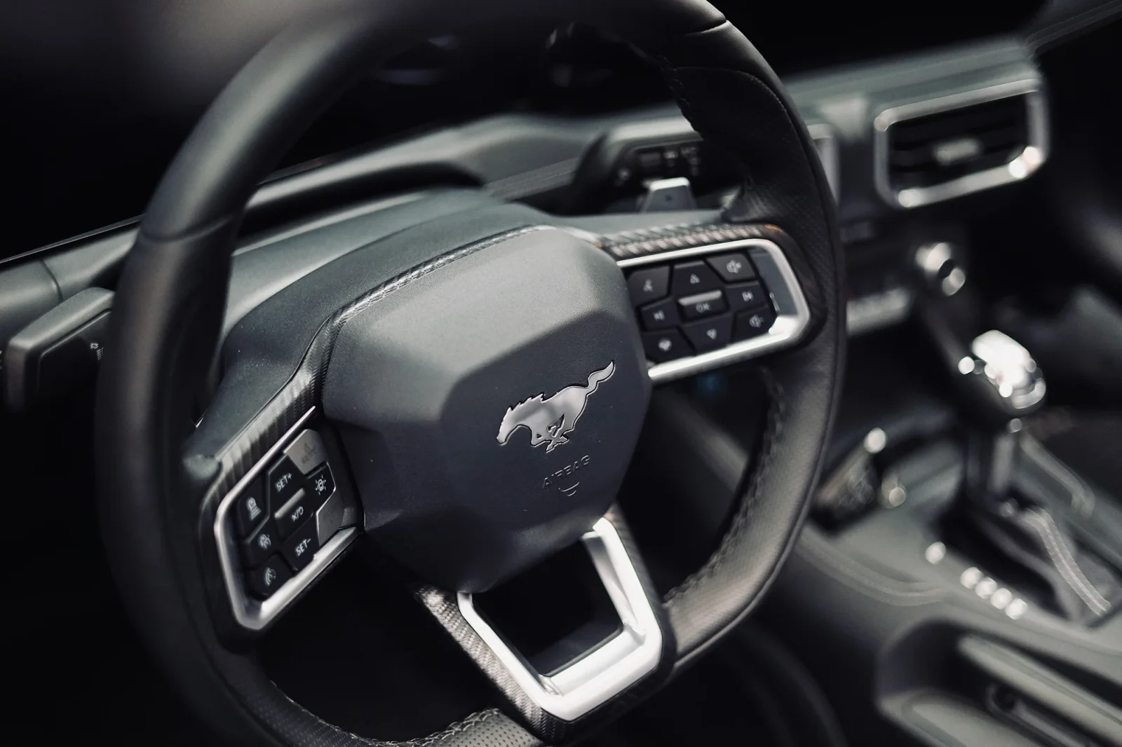 Miete Ford Mustang GT Restyling Rot 2024 in der Abu Dhabi - 5 