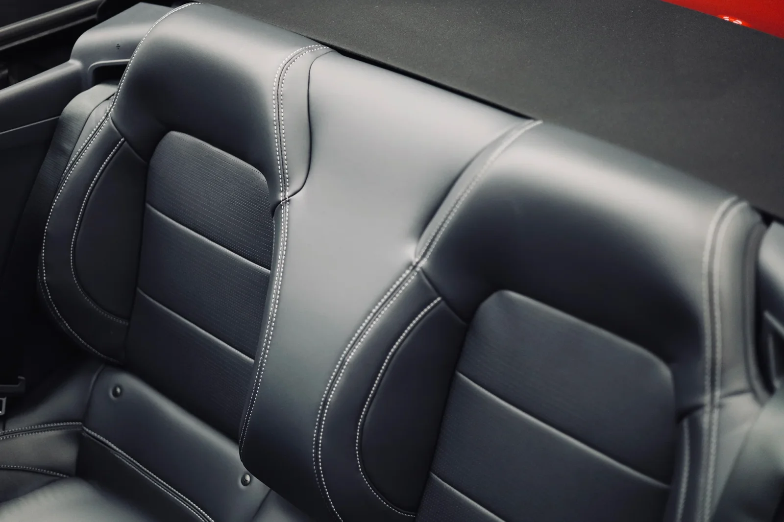 Miete Ford Mustang GT Restyling Rot 2024 in der Abu Dhabi - 7 