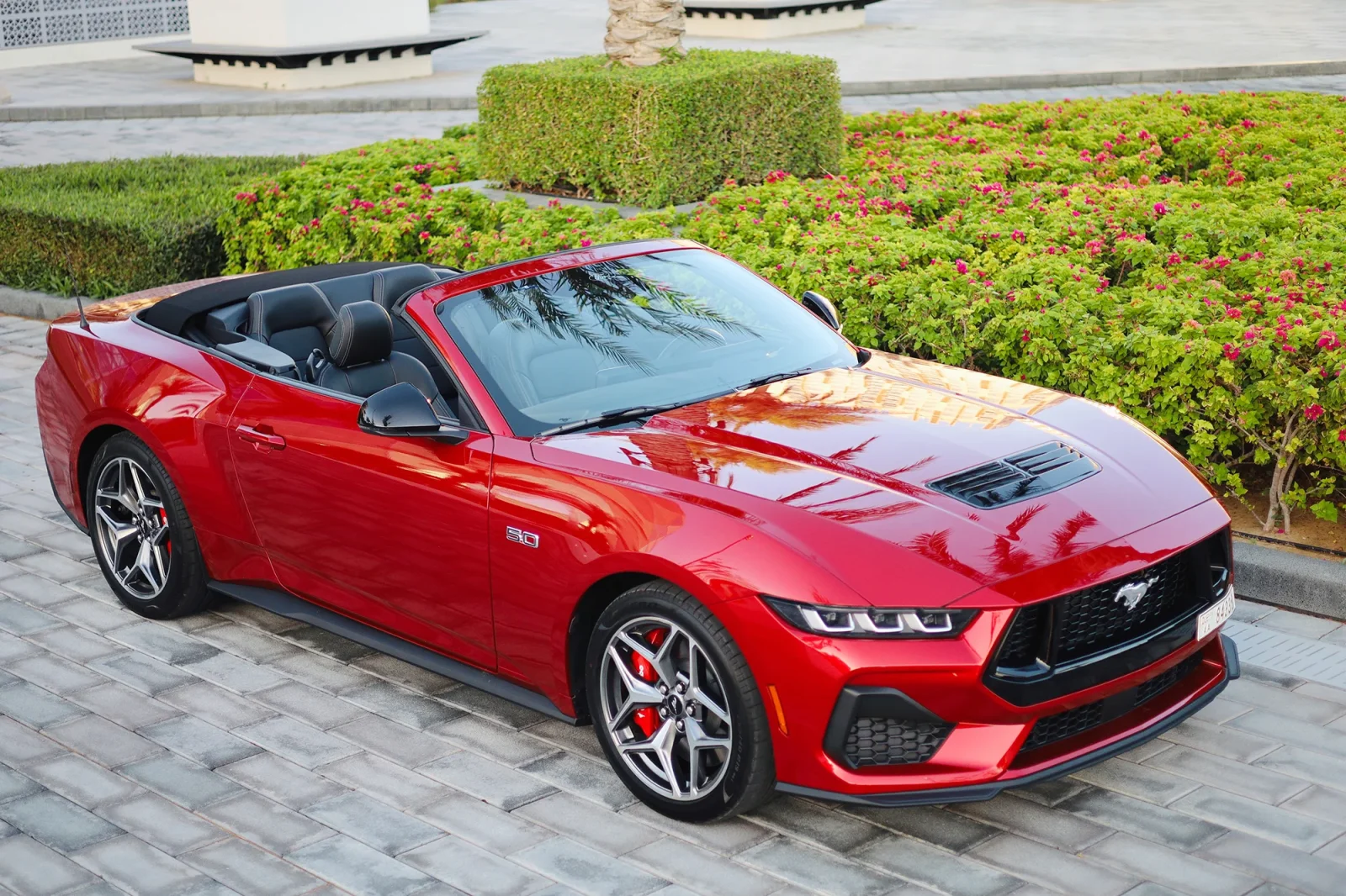 Miete Ford Mustang GT Restyling Rot 2024 in der Abu Dhabi - 2 