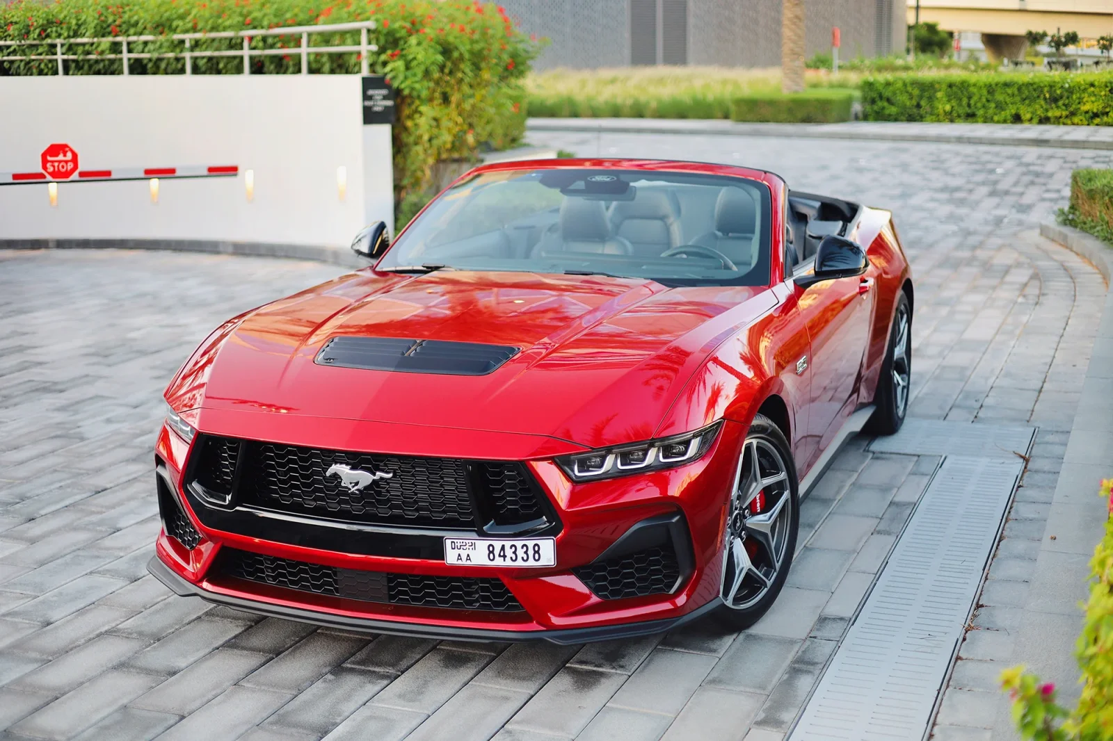 Miete Ford Mustang GT Restyling Rot 2024 in der Abu Dhabi - 17 
