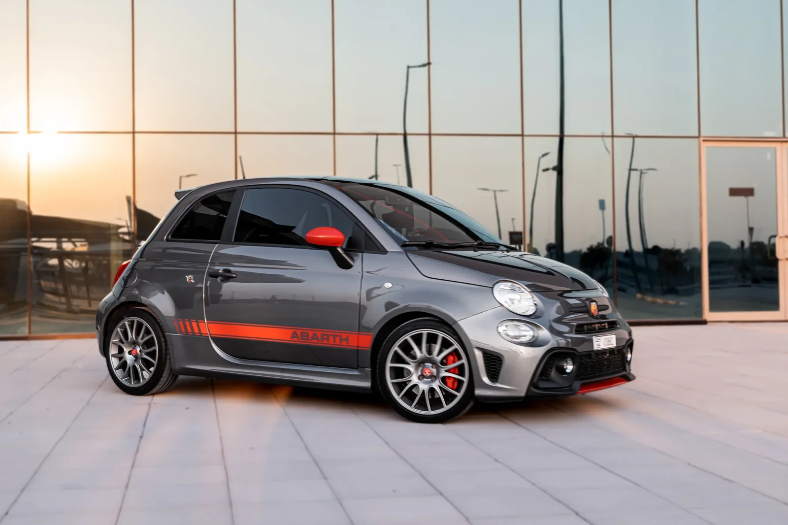 Kiralık Abarth 695 Turismo  Gri 2023 içinde Abu Dhabi - 2 