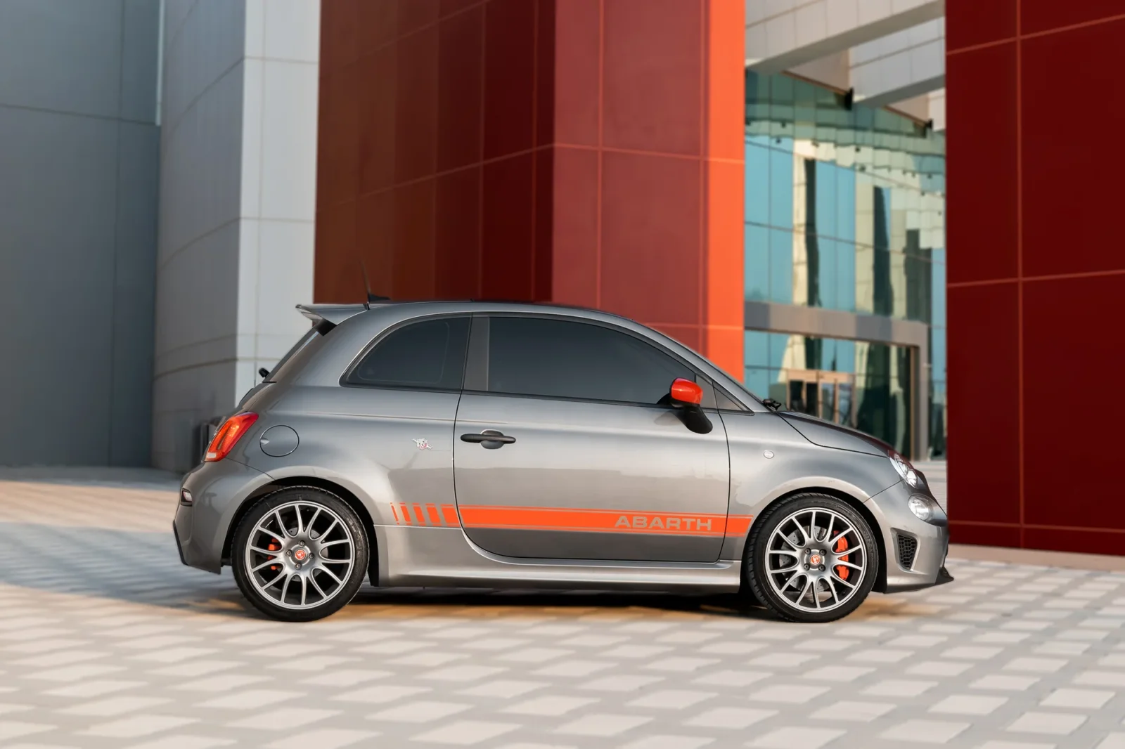 Kiralık Abarth 695 Turismo  Gri 2023 içinde Abu Dhabi - 10 