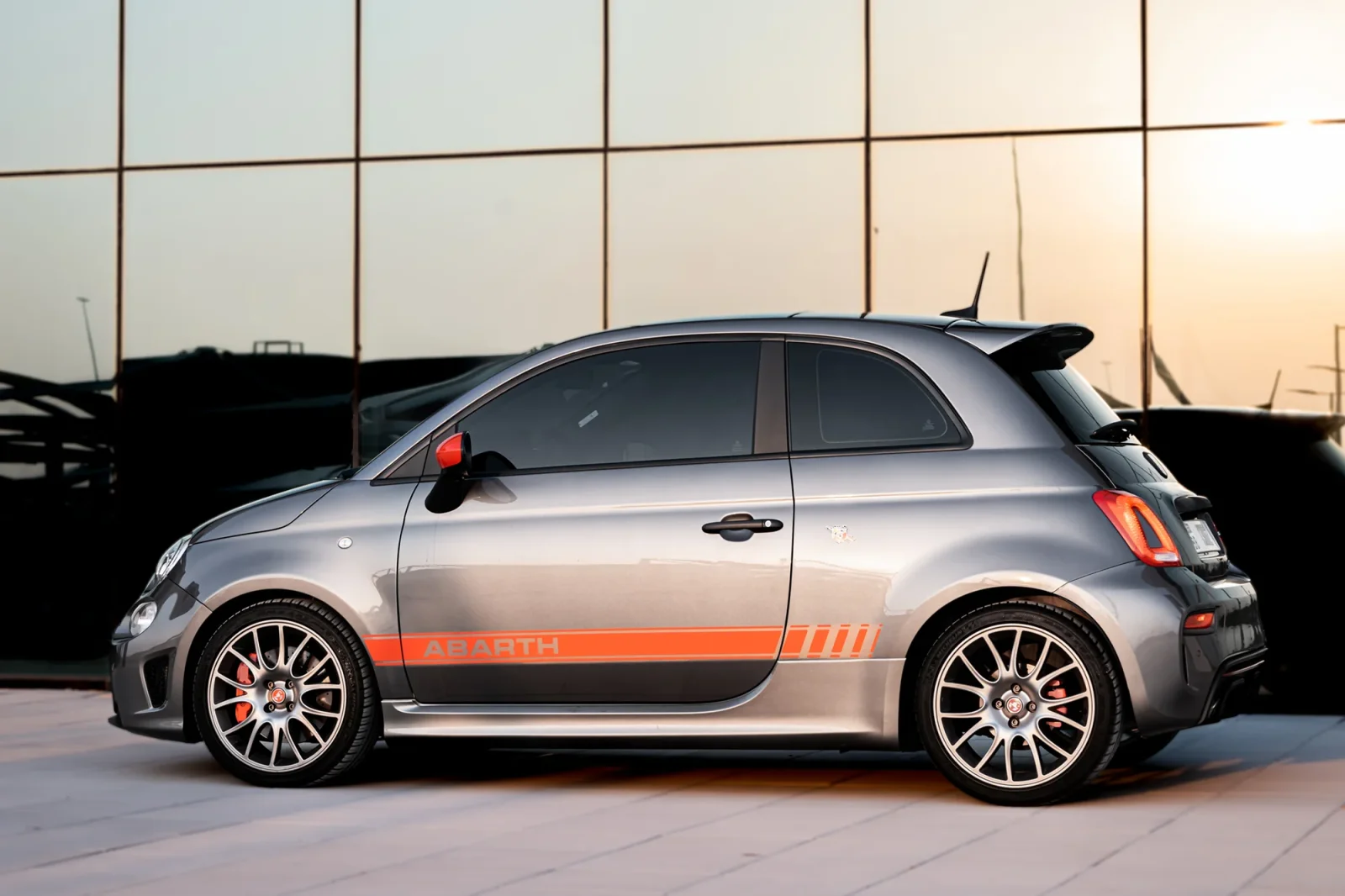 Kiralık Abarth 695 Turismo  Gri 2023 içinde Abu Dhabi - 15 