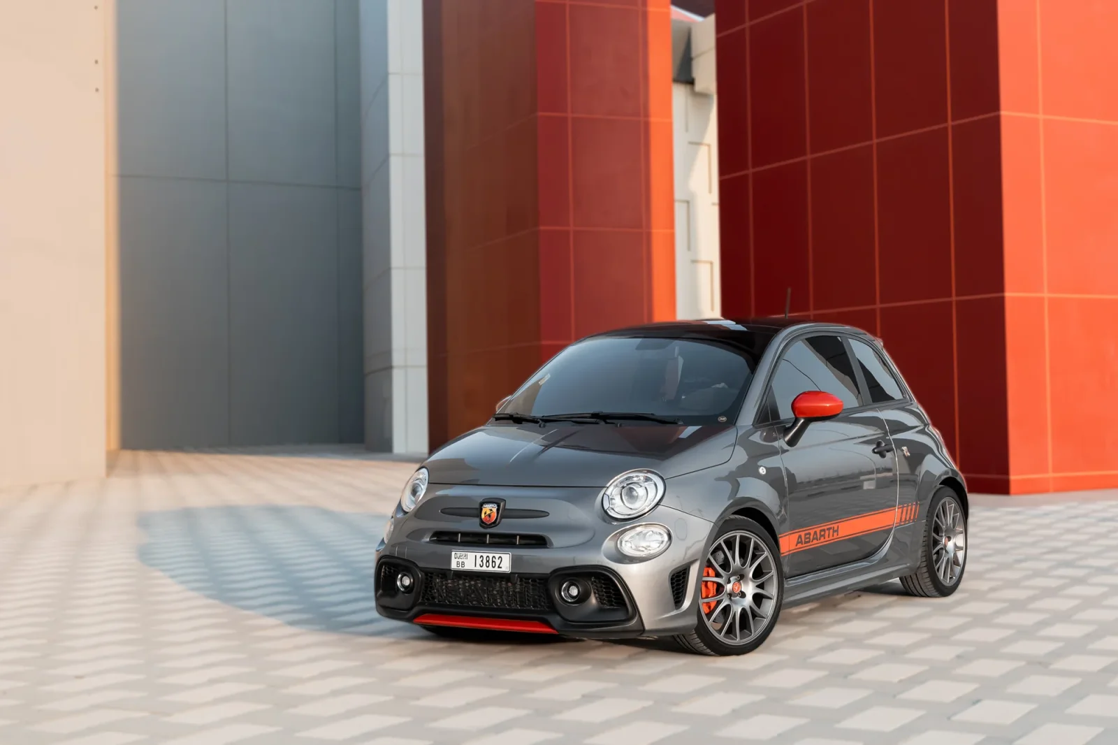 Kiralık Abarth 695 Turismo  Gri 2023 içinde Abu Dhabi