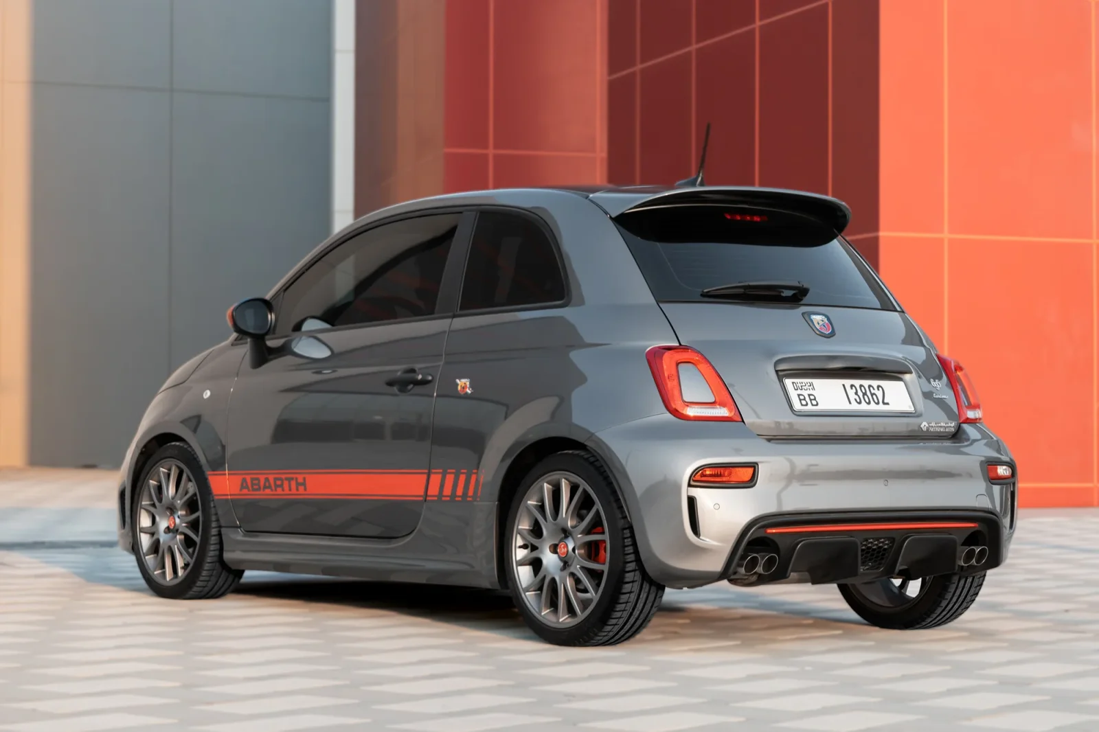 Kiralık Abarth 695 Turismo  Gri 2023 içinde Abu Dhabi - 14 