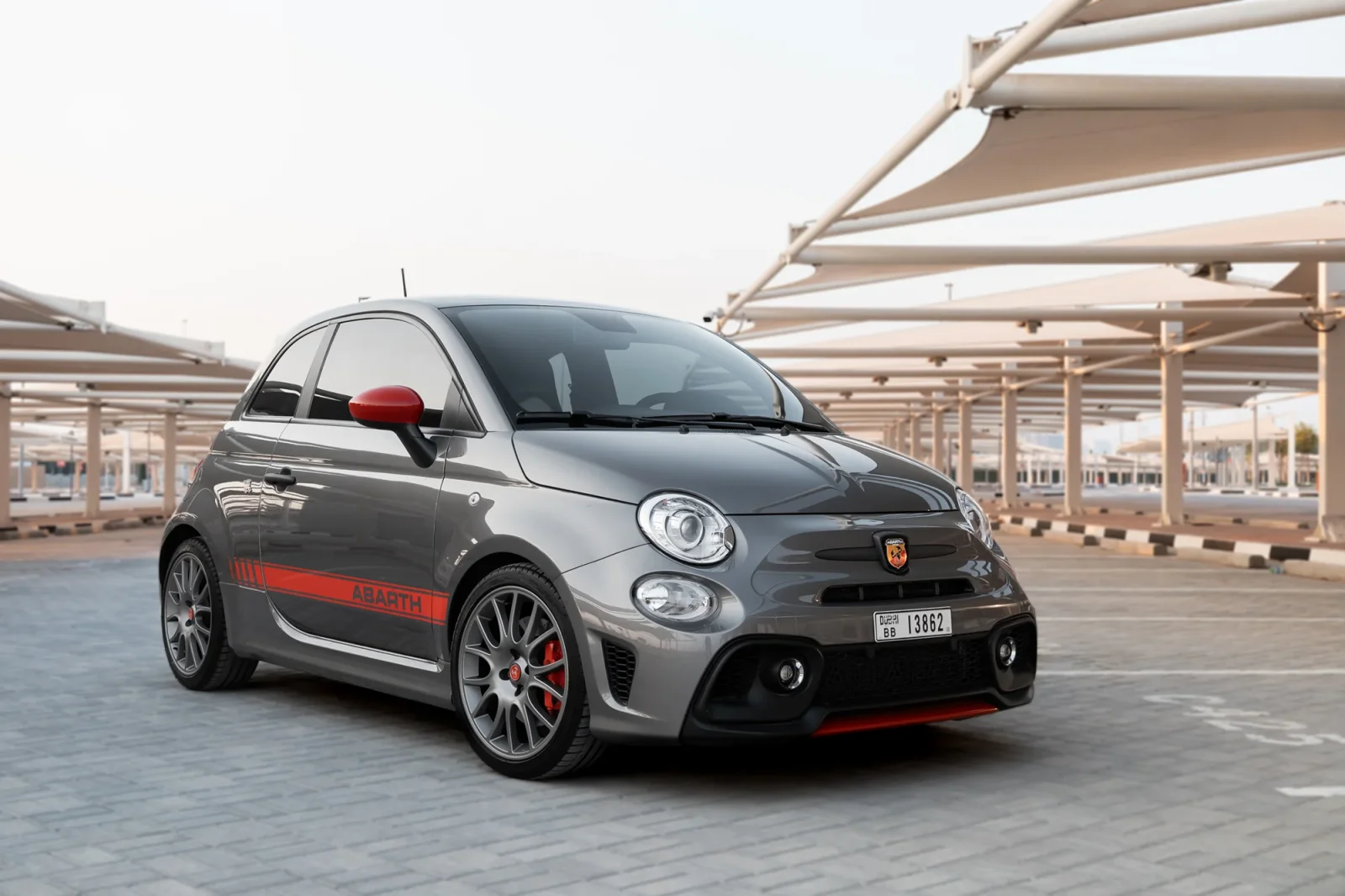 Kiralık Abarth 695 Turismo  Gri 2023 içinde Abu Dhabi - 13 