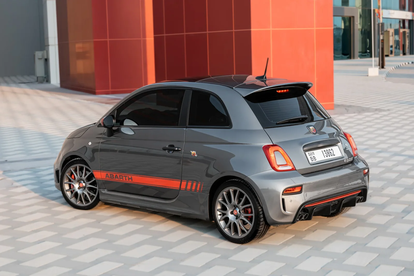 Kiralık Abarth 695 Turismo  Gri 2023 içinde Abu Dhabi - 12 