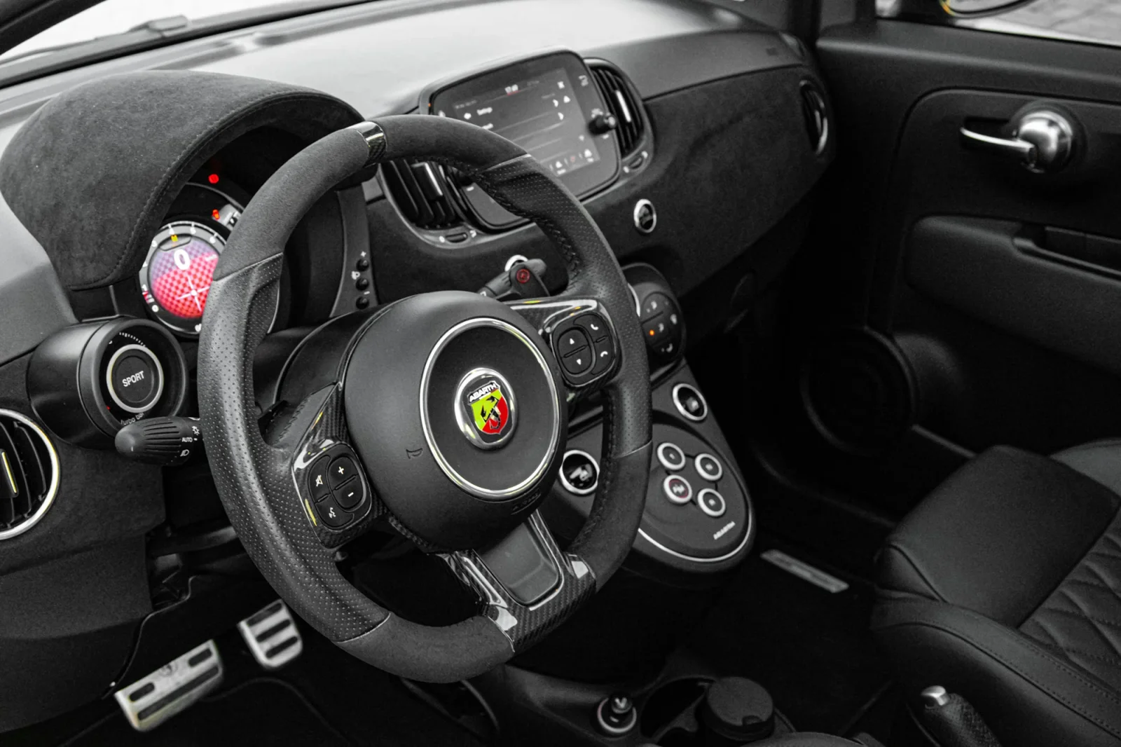 Kiralık Abarth 695 Turismo  Gri 2023 içinde Abu Dhabi - 3 