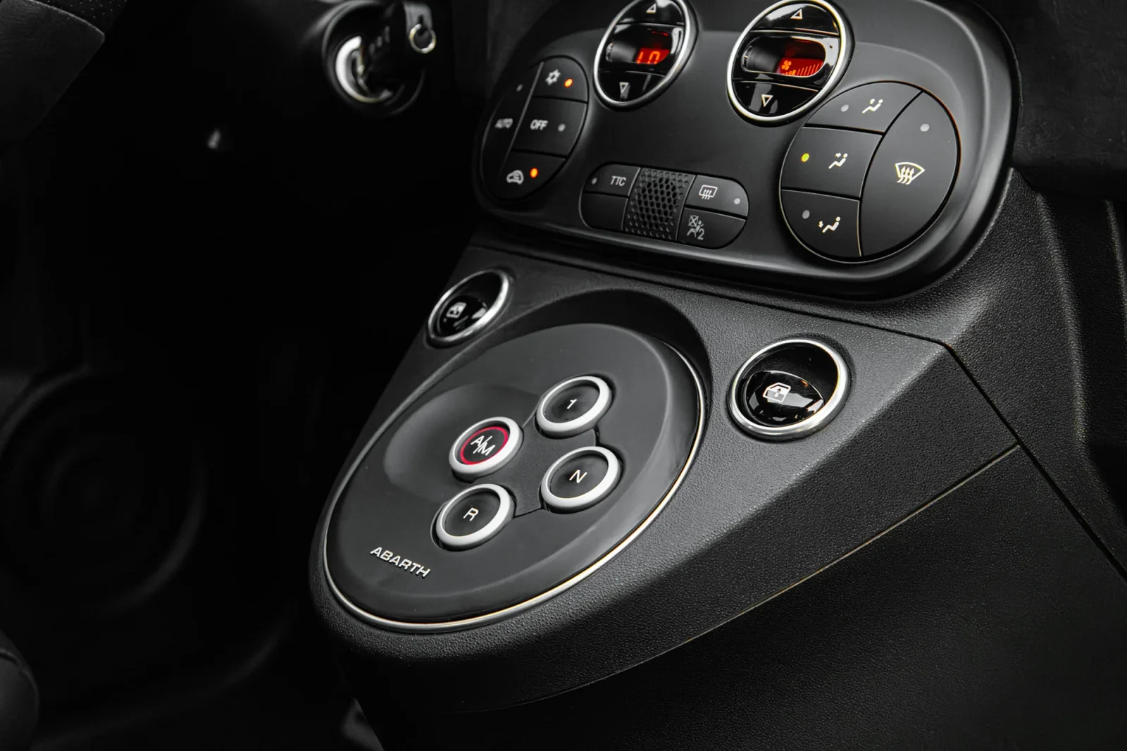 Kiralık Abarth 695 Turismo  Gri 2023 içinde Abu Dhabi - 6 