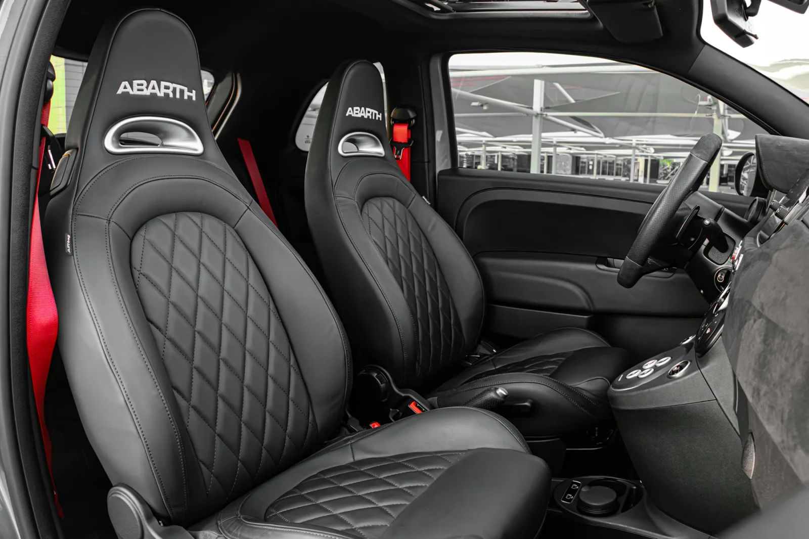 Kiralık Abarth 695 Turismo  Gri 2023 içinde Abu Dhabi - 5 