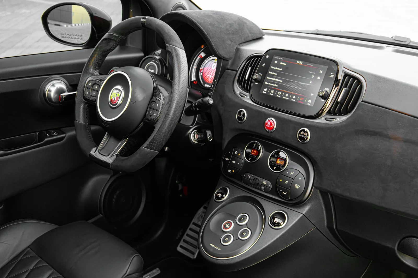Kiralık Abarth 695 Turismo  Gri 2023 içinde Abu Dhabi - 7 