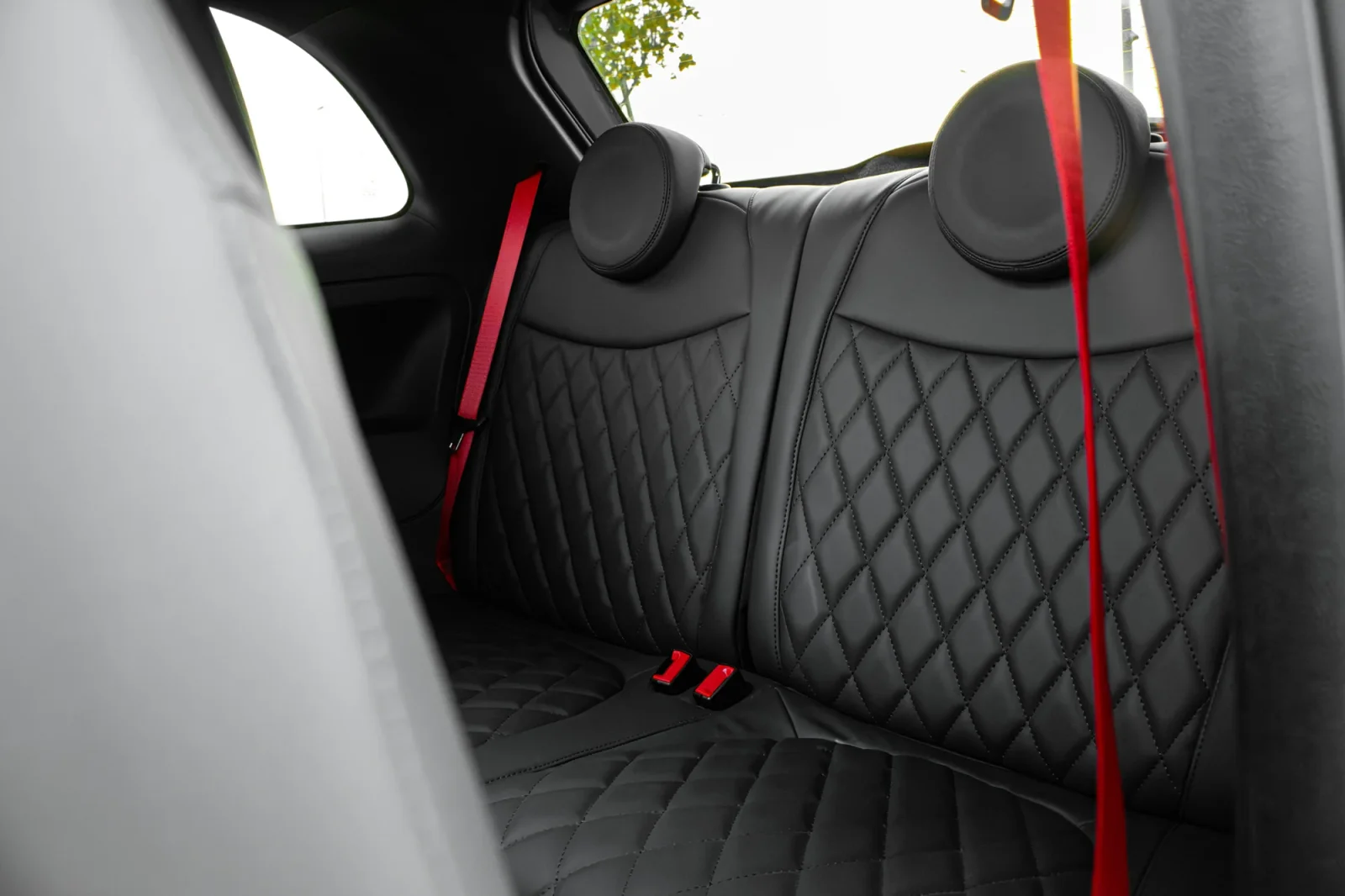 Kiralık Abarth 695 Turismo  Gri 2023 içinde Abu Dhabi - 4 