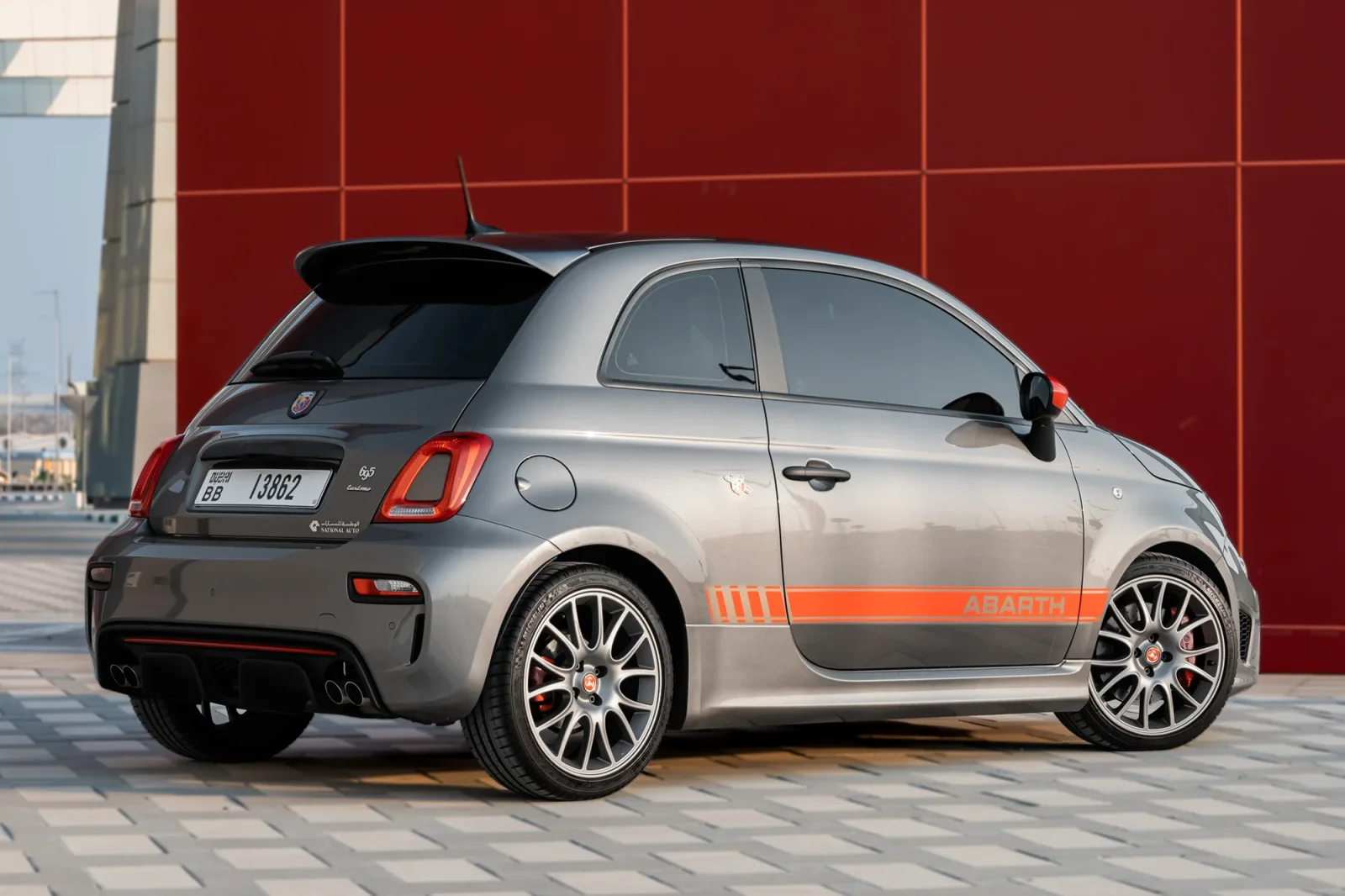 Kiralık Abarth 695 Turismo  Gri 2023 içinde Abu Dhabi - 9 