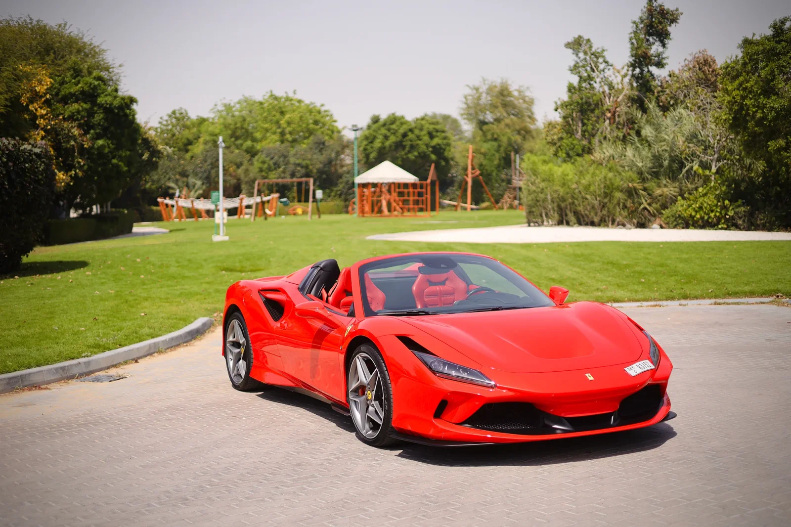 Miete Ferrari F8 Tributo Spider Rot 2022 in der Abu Dhabi - 19 