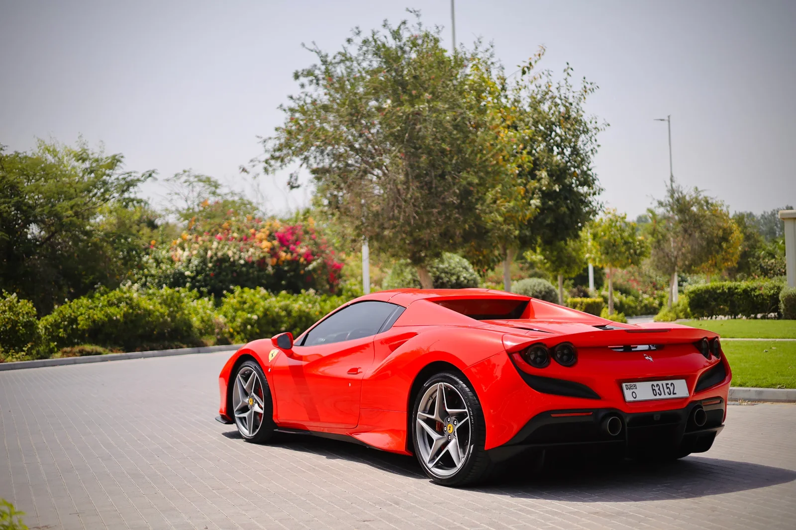 Miete Ferrari F8 Tributo Spider Rot 2022 in der Abu Dhabi - 15 