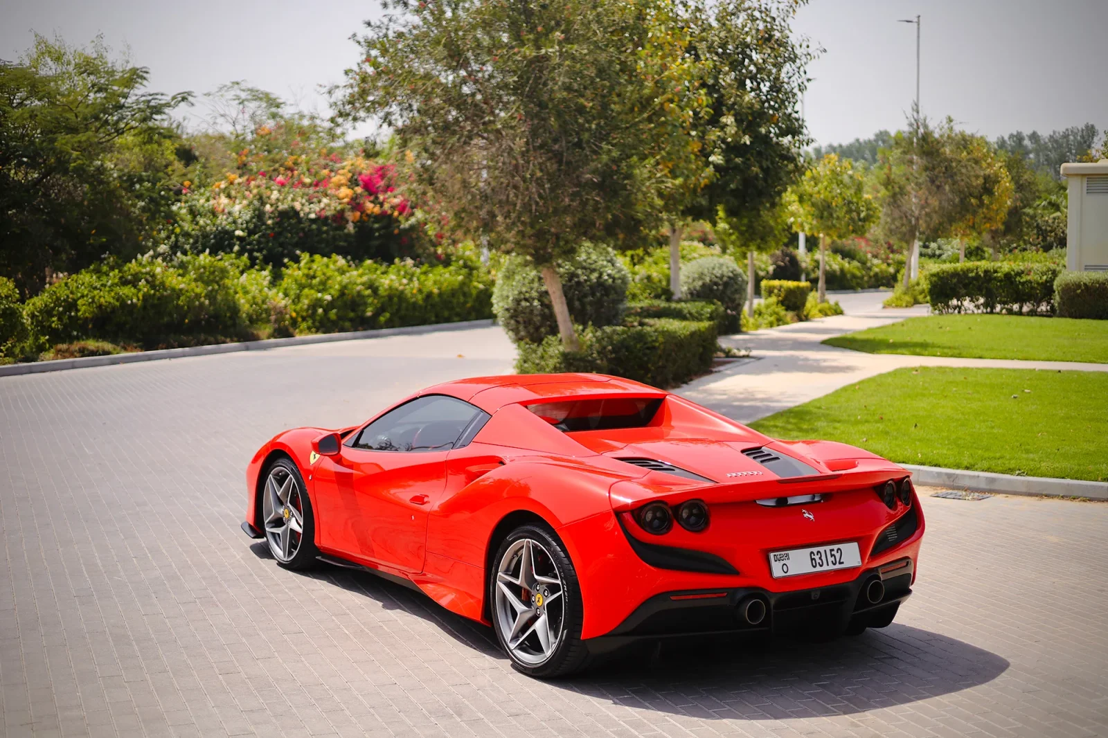 Miete Ferrari F8 Tributo Spider Rot 2022 in der Abu Dhabi - 7 