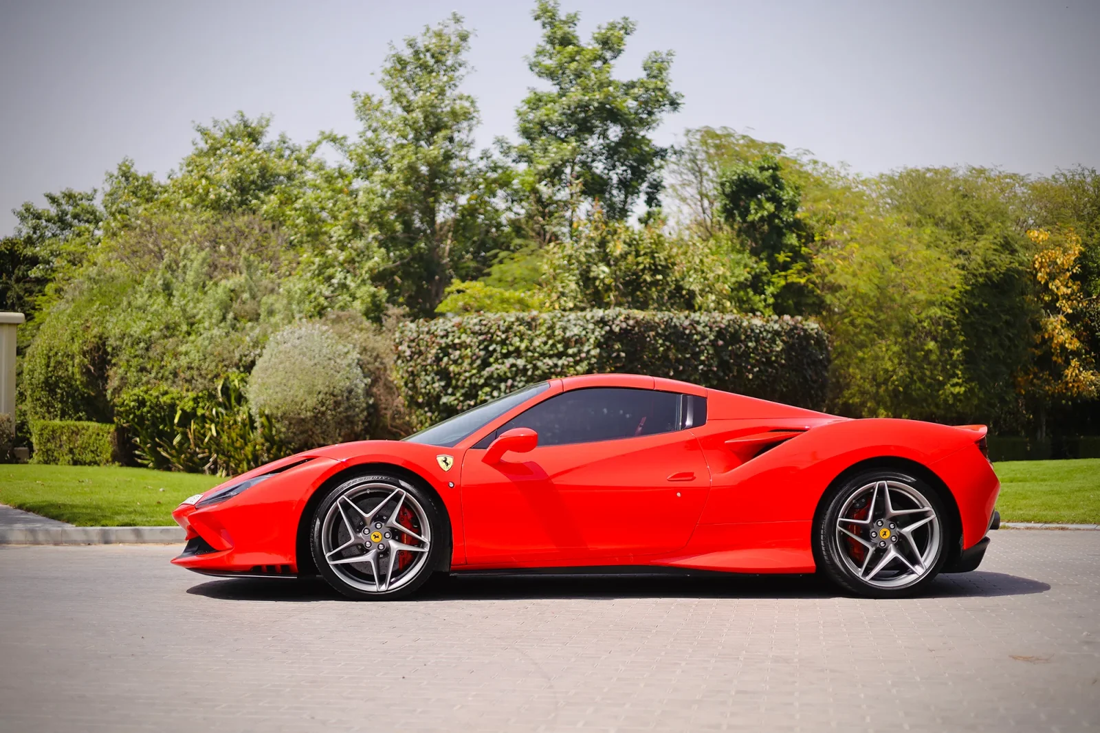 Miete Ferrari F8 Tributo Spider Rot 2022 in der Abu Dhabi - 12 