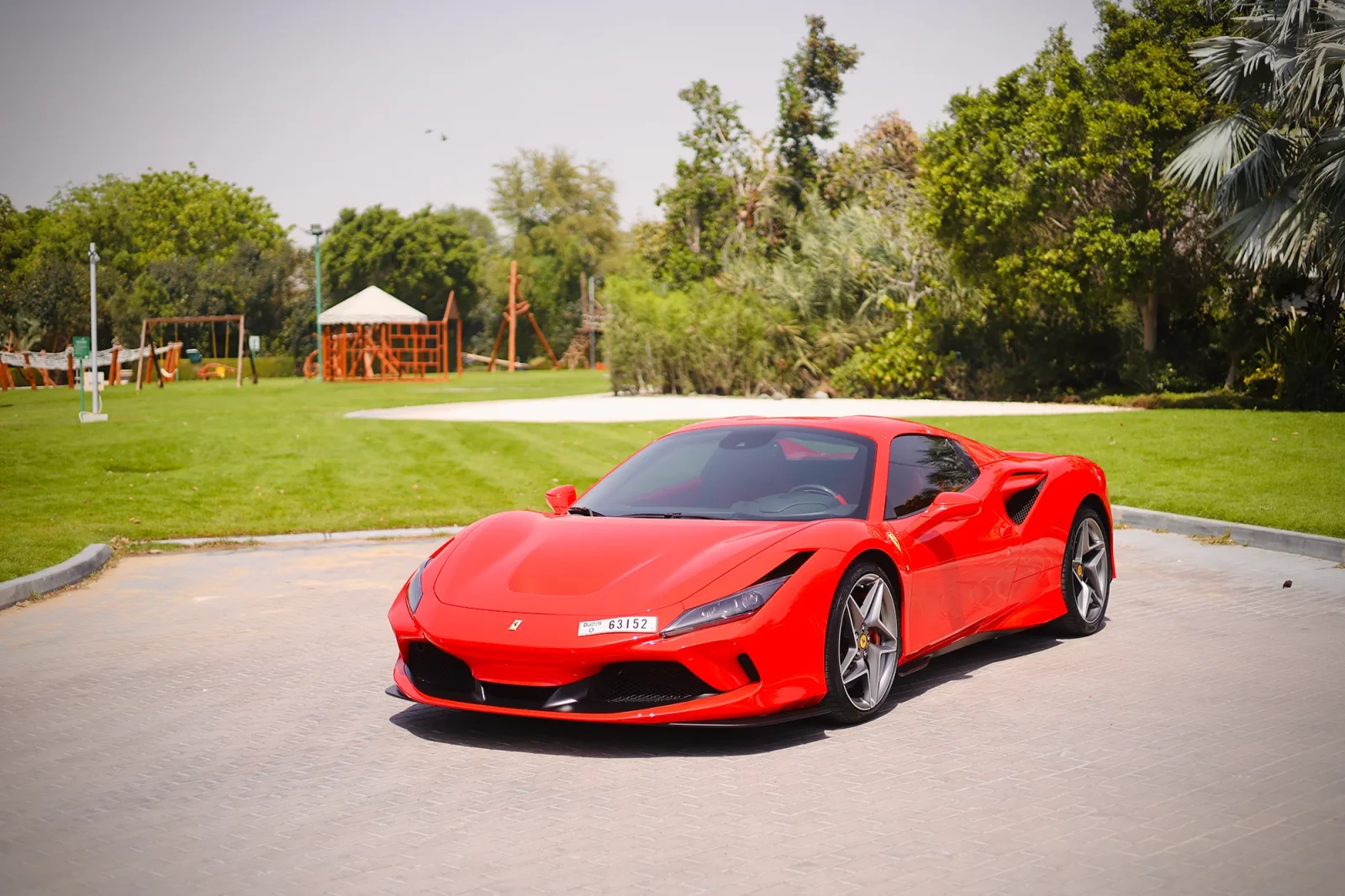 Miete Ferrari F8 Tributo Spider Rot 2022 in der Abu Dhabi - 9 