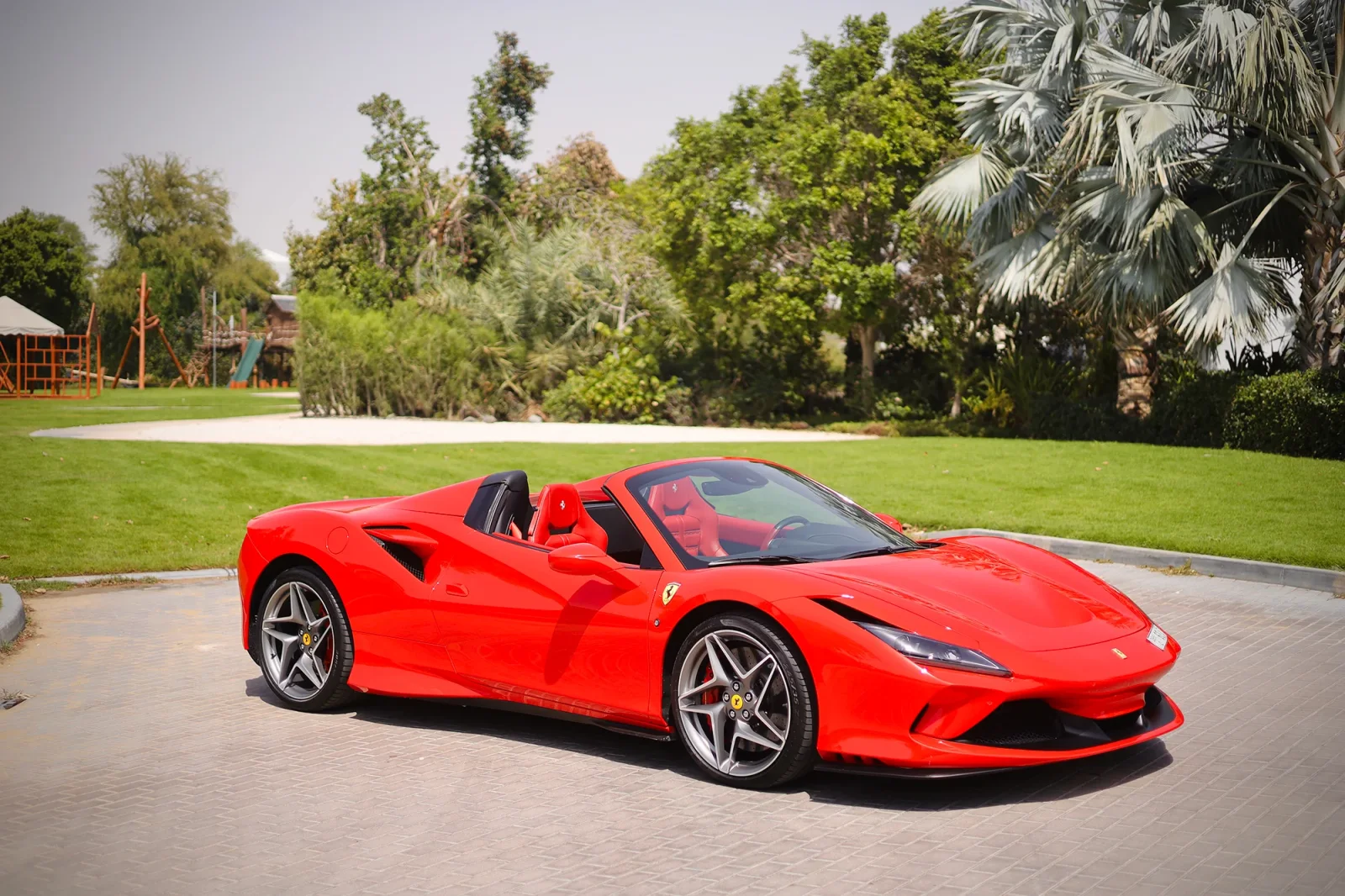Miete Ferrari F8 Tributo Spider Rot 2022 in der Abu Dhabi - 18 