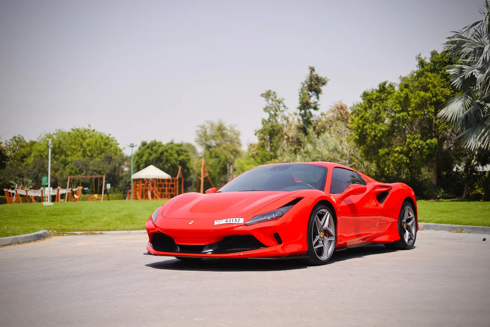 Miete Ferrari F8 Tributo Spider Rot 2022 in der Abu Dhabi - 10 