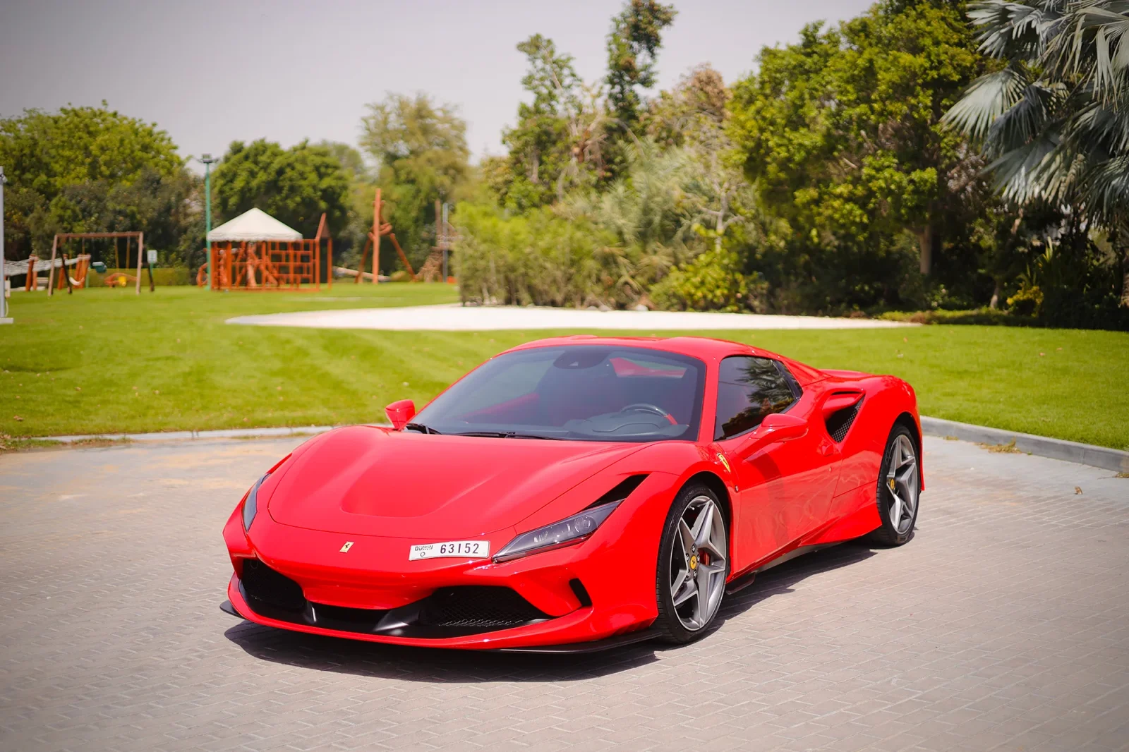 Miete Ferrari F8 Tributo Spider Rot 2022 in der Abu Dhabi