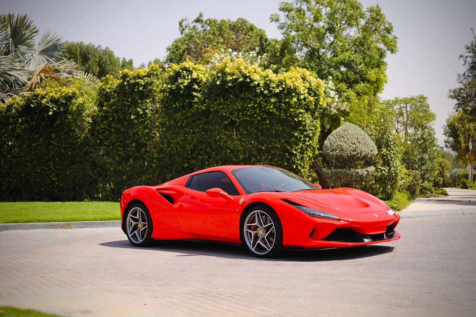 Miete Ferrari F8 Tributo Spider Rot 2022 in der Abu Dhabi - 14 