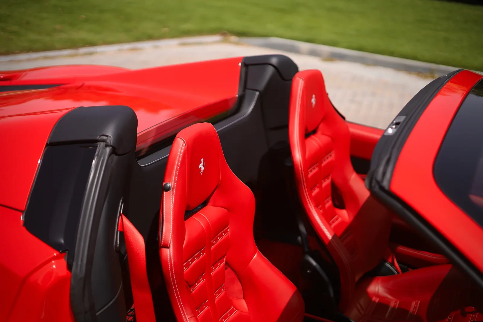 Miete Ferrari F8 Tributo Spider Rot 2022 in der Abu Dhabi - 4 