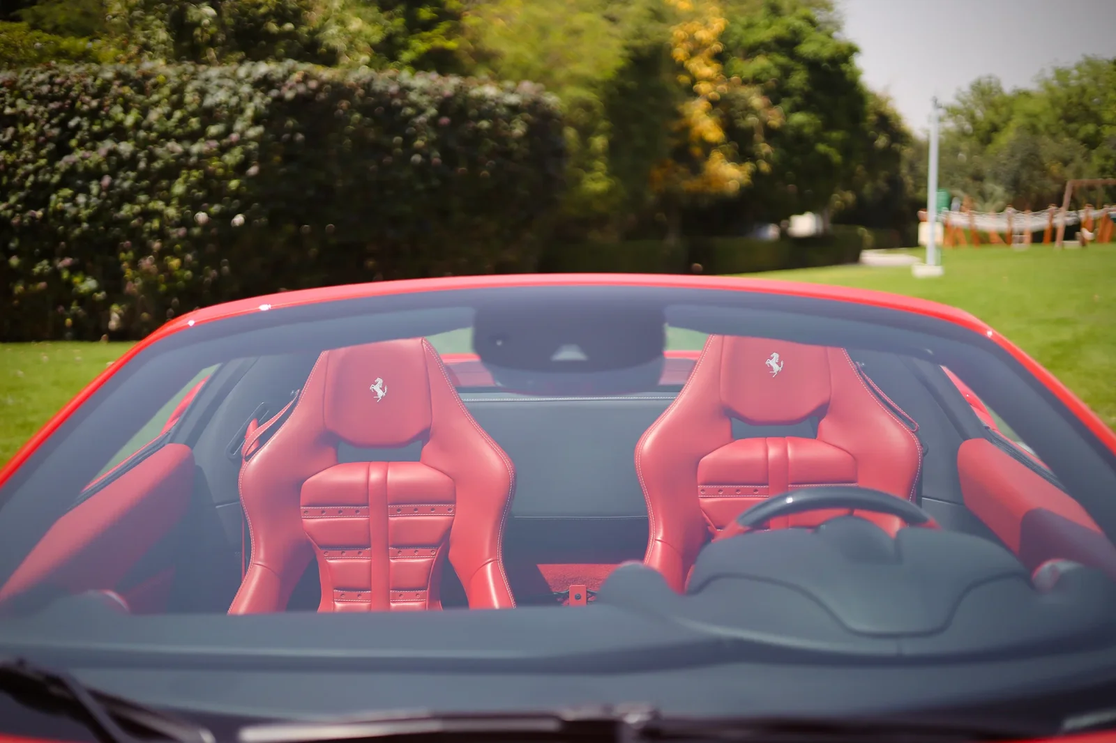 Miete Ferrari F8 Tributo Spider Rot 2022 in der Abu Dhabi - 5 