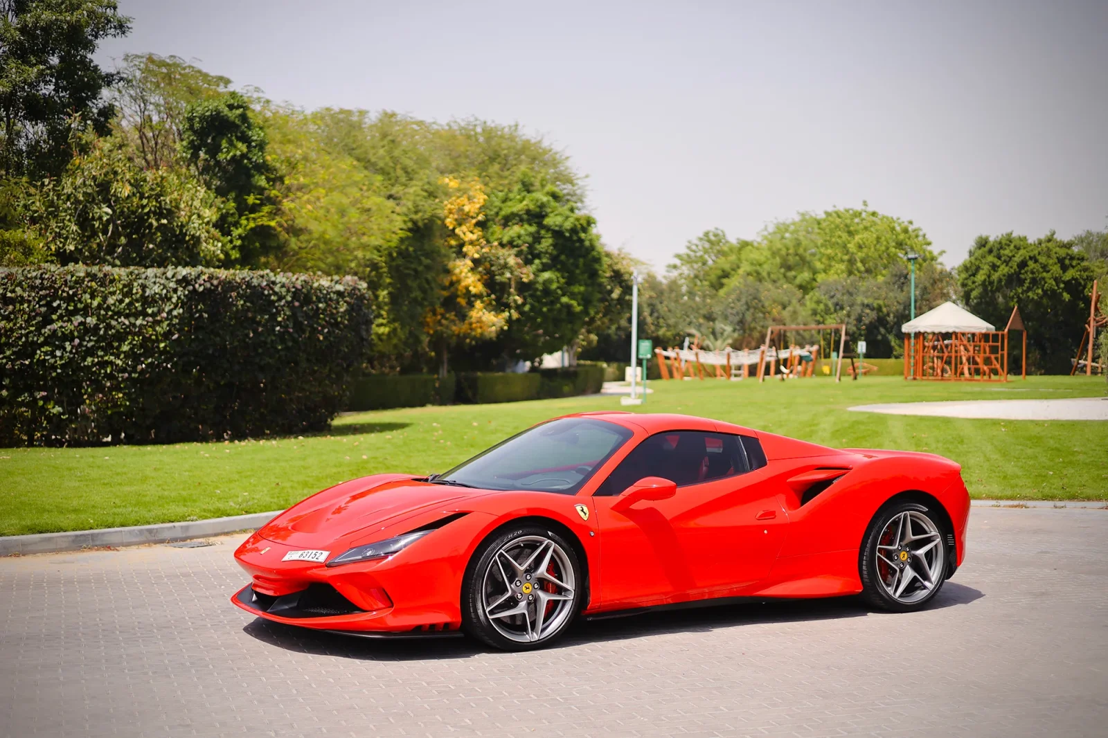 Miete Ferrari F8 Tributo Spider Rot 2022 in der Abu Dhabi - 13 