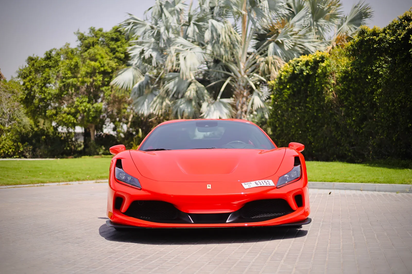 Miete Ferrari F8 Tributo Spider Rot 2022 in der Abu Dhabi - 11 