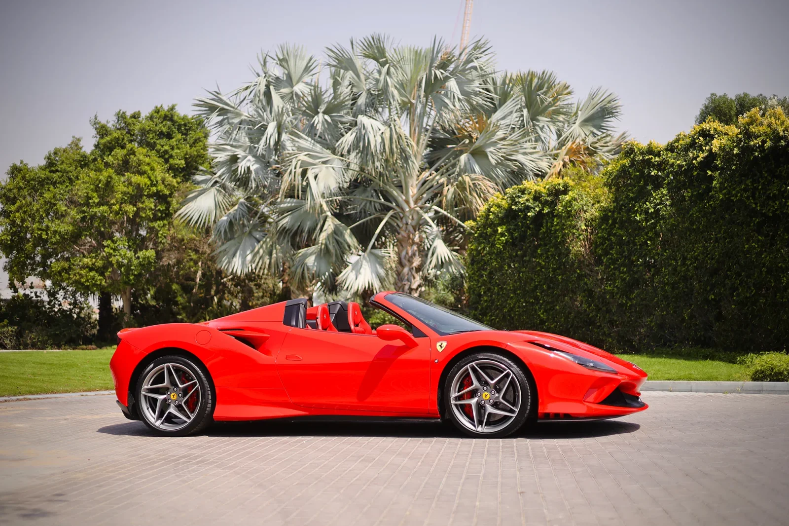 Miete Ferrari F8 Tributo Spider Rot 2022 in der Abu Dhabi - 17 