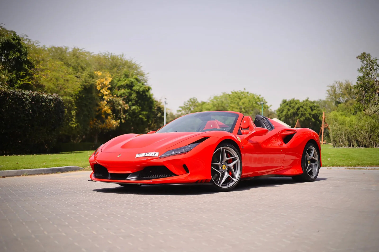 Miete Ferrari F8 Tributo Spider Rot 2022 in der Abu Dhabi - 20 