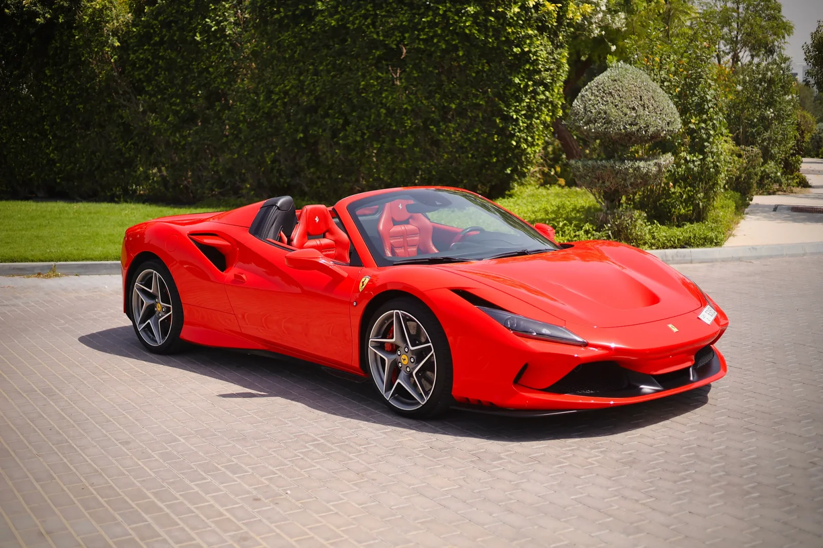 Miete Ferrari F8 Tributo Spider Rot 2022 in der Abu Dhabi - 2 