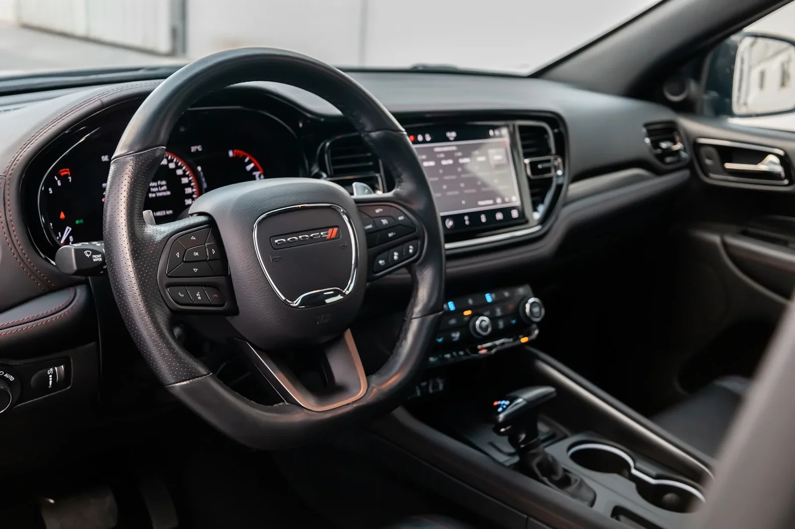 Affitto Dodge Durango  Grigio 2023 in Abu Dhabi - 4 